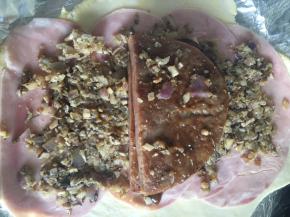 煎好的牛排抹上黑胡椒酱，切开放上，切开是为了方便卷起来