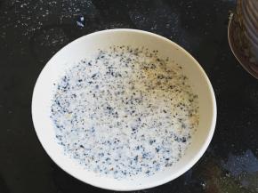 放入芝麻核桃粉搅拌均匀