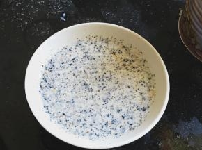 放入芝麻核桃粉搅拌均匀