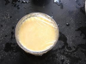 将碗包上保鲜膜，放入锅内蒸15分钟即可