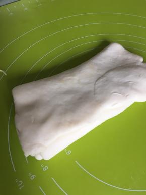 然后两面对折像叠被子一样，继续擀薄，这个步骤重复三次，最后擀成2mm厚的面皮后用用保鲜膜包住放冰箱冷藏半小时