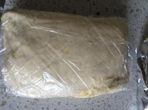 裹上保鲜膜放入冰箱冷藏15分钟以上