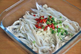 放入葱花、辣椒碎、蒜末。