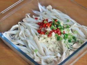 放入葱花、辣椒碎、蒜末。
