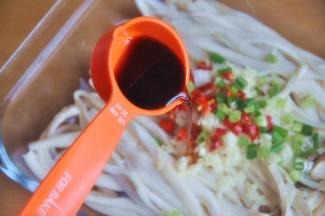 倒入1大勺生抽。