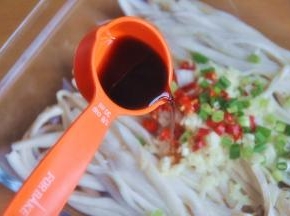 倒入1大勺生抽。