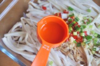 倒入1勺芝麻油和1勺熟油。