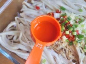 倒入1勺芝麻油和1勺熟油。