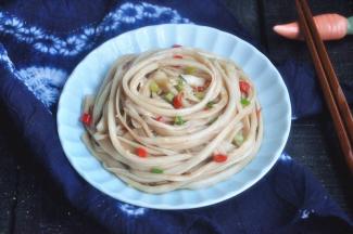 炎炎夏日就喜欢这道菜，辣椒可放可不放，请根据个人喜好调味。