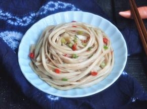 炎炎夏日就喜欢这道菜，辣椒可放可不放，请根据个人喜好调味。