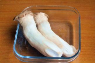 将杏鲍菇清洗干净。