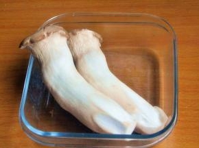 将杏鲍菇清洗干净。