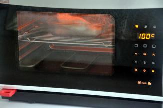 放入蒸烤箱蒸10分钟，蒸锅也行。蒸能最大限度的保留杏鲍菇的原汁原味。