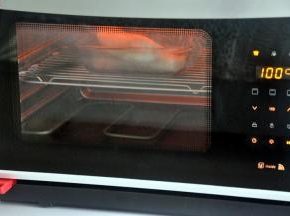 放入蒸烤箱蒸10分钟，蒸锅也行。蒸能最大限度的保留杏鲍菇的原汁原味。