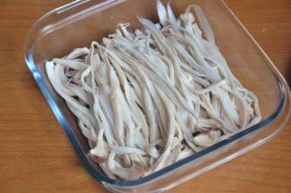 待杏鲍菇冷却后将它撕成细条。这样杏鲍菇的纤维受损小，口感也更好。