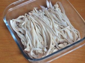 待杏鲍菇冷却后将它撕成细条。这样杏鲍菇的纤维受损小，口感也更好。