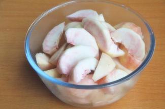 去皮切块，果皮保留。