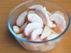 去皮切块，果皮保留。