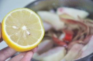 加入半个柠檬的汁，中火熬煮15分钟，不要煮烂了。
