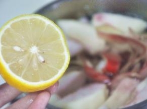 加入半个柠檬的汁，中火熬煮15分钟，不要煮烂了。