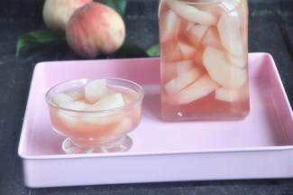 将桃子皮挑出来，再将桃子和糖浆一并装入提前消毒的瓶子里，趁热加盖，冷却后冷藏保存。