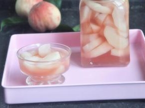 将桃子皮挑出来，再将桃子和糖浆一并装入提前消毒的瓶子里，趁热加盖，冷却后冷藏保存。