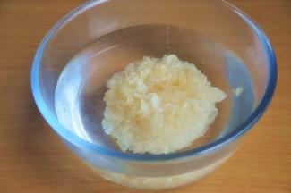 银耳泡发2-3小时。