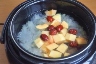 倒入木瓜、红枣、冰糖。