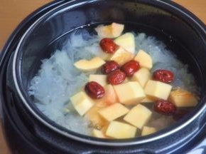 倒入木瓜、红枣、冰糖。