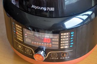 选择电压力煲的八宝粥模式，30分钟，如果没有电压力锅，用高压锅也一样的时间。