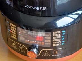 选择电压力煲的八宝粥模式，30分钟，如果没有电压力锅，用高压锅也一样的时间。