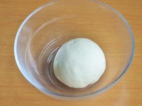 目前是夏天，常温发酵40分钟左右，其它季节，可用面包机或者烤箱的发酵功能。