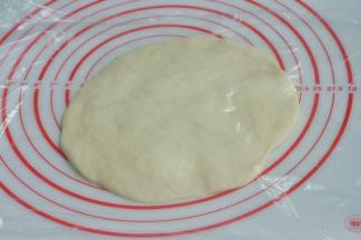 排气后盖上保鲜膜松弛15分钟左右。