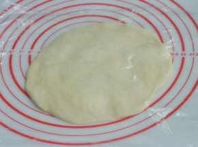 排气后盖上保鲜膜松弛15分钟左右。