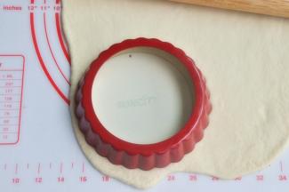 把面团擀开，用派盘压出披萨底，我这个是5寸的派盘。