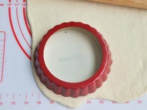 把面团擀开，用派盘压出披萨底，我这个是5寸的派盘。