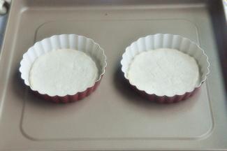 用叉子在披萨底上扎上小孔。