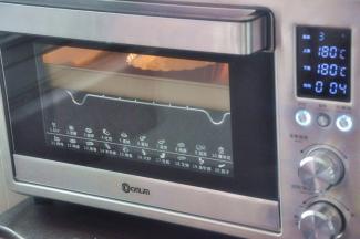 放入预热好的烤箱，180度4分钟。