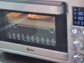 放入预热好的烤箱，180度4分钟。