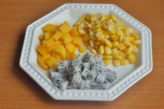 提前准备好披萨馅配料，玉米下锅焯水，芒果和火龙果切小粒。