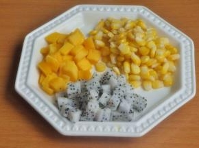 提前准备好披萨馅配料，玉米下锅焯水，芒果和火龙果切小粒。