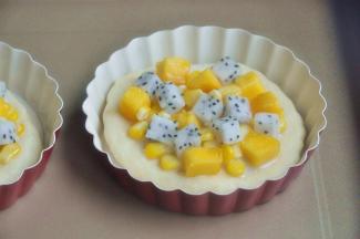 撒上水果，水果也可以根据自己的喜好替换。