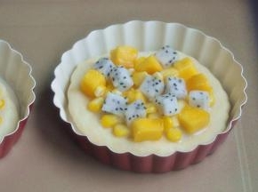 撒上水果，水果也可以根据自己的喜好替换。