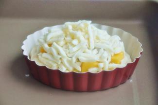 放入烤箱铺上马苏里拉奶酪。