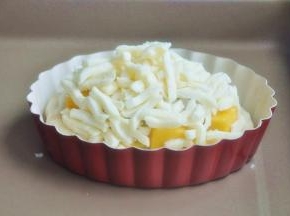 放入烤箱铺上马苏里拉奶酪。