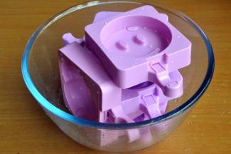 准备一些硅胶的雪糕模， 图案根据个人喜好，我用的法焙客雪糕模。