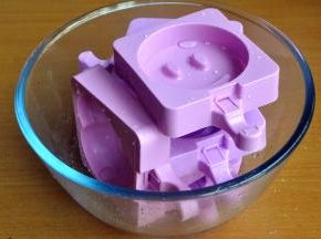 准备一些硅胶的雪糕模， 图案根据个人喜好，我用的法焙客雪糕模。