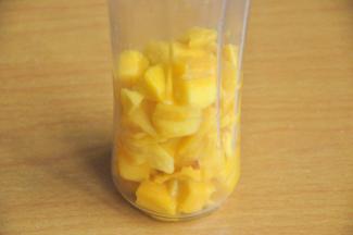 将芒果肉用果汁机打成果泥。