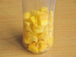 将芒果肉用果汁机打成果泥。