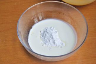 淡奶油中加入糖粉。